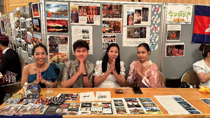 En una mesa presentando Camboya en japonés