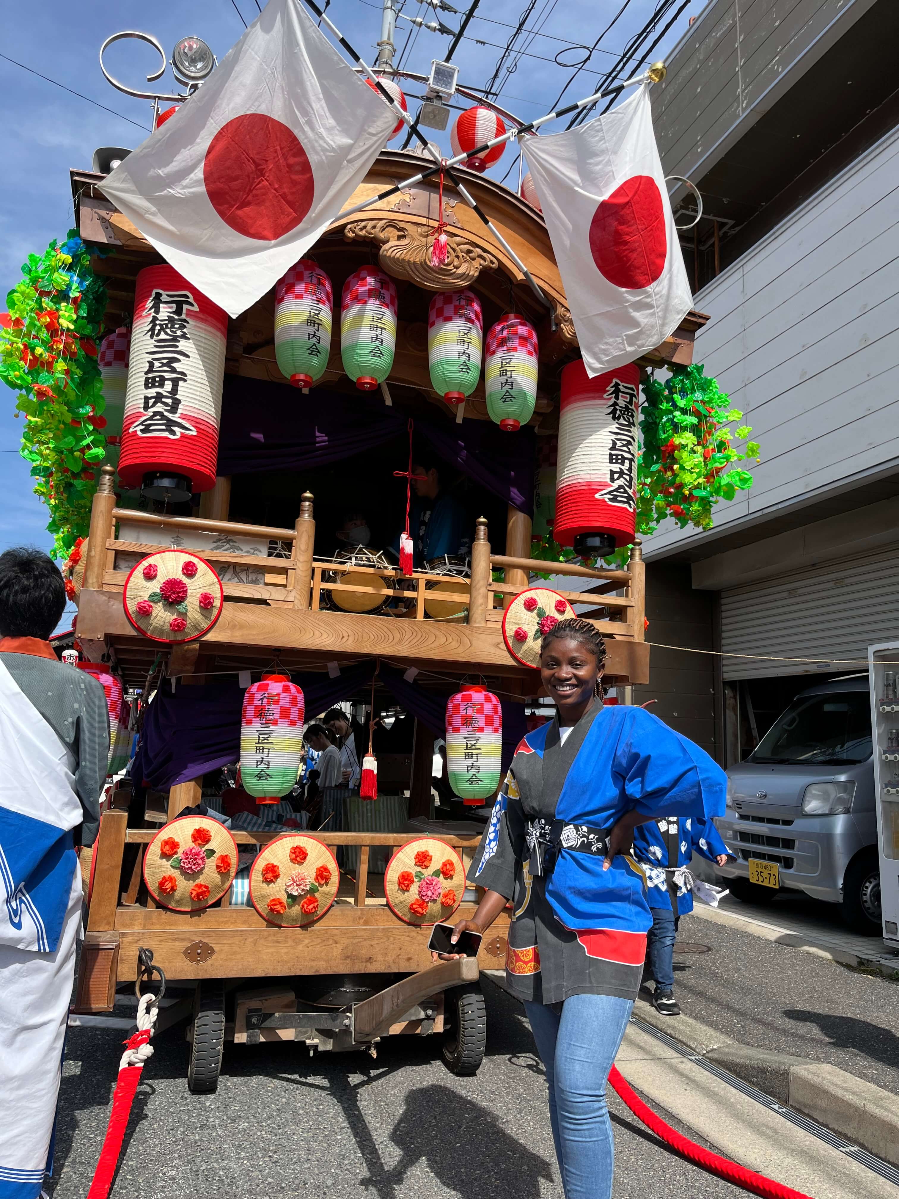 Berpartisipasi dalam festival tradisional Jepang